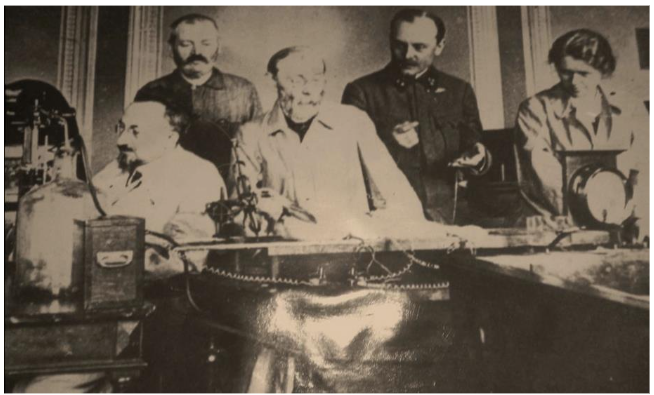 Fig. 8. Adolf Beck (front row left) and Gustav Bikeles (front row middle) photographed during electrophysiological research at the Department of Physiology of the Lemberg Medical Faculty.
